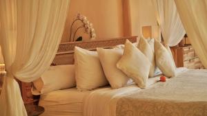 Un pat sau paturi într-o cameră la Villa Pi Luxury Uluwatu Bali