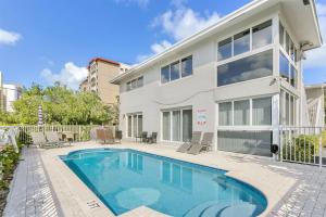 una casa con piscina delante en Sunny Pompano Beach with pool access, en Pompano Beach