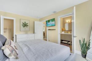 - une chambre avec un lit blanc et une salle de bains dans l'établissement Sunny Pompano Beach with pool access, à Pompano Beach