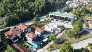 una vista aerea di un edificio in una città di Zümrüt Villaları a Sapanca