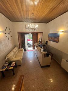 salon z kanapą i żyrandolem w obiekcie Hotel Residence Sestriere w mieście Moncalieri