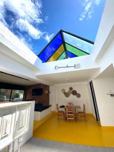 Habitación con techo de cristal, mesa y sillas. en OPE Suites Usaquen, en Bogotá