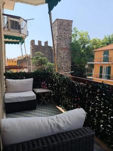 un patio con due divani e un tavolo e un edificio di GF Holiday Suite a Varazze