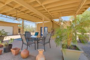 eine Terrasse mit Tisch, Stühlen und Pflanzen in der Unterkunft Oro Valley Retreat with Pool, Spa and Rooftop Views! in Oro Valley