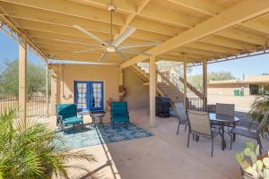eine Terrasse mit einem Tisch, Stühlen und einer Decke in der Unterkunft Oro Valley Retreat with Pool, Spa and Rooftop Views! in Oro Valley