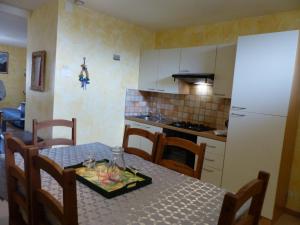 una cucina con tavolo e sedie e una sala da pranzo di Charmant gîte nature 2 chambres, rando GRP, près de Montluçon, cour commune - FR-1-489-418 a Saint-Palais Altre 7 foto