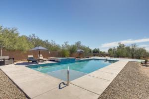 einen Pool mit einem Tisch und Stühlen im Hof in der Unterkunft Oro Valley Retreat with Pool, Spa and Rooftop Views! in Oro Valley