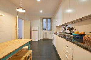 une cuisine avec des placards blancs et un comptoir dans l'établissement Stunning Apartment near Chiado, à Lisbonne