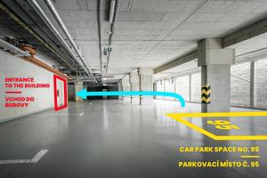 uma garagem vazia com um sinal de garagem em AuriApartments Libeň nový byt 1kk s garáží em Praga