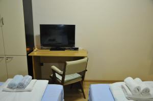 Televisyen dan/atau pusat hiburan di Bezdan Guesthouse