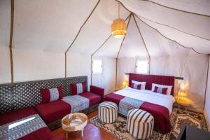 Postel nebo postele na pokoji v ubytování DWO Golden Camp Merzouga