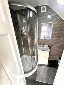W łazience znajduje się prysznic i umywalka. w obiekcie Ensuite Room Nickel 5 Harborne Near QE & UOB w Birmingham
