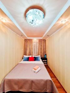 Schlafzimmer mit einem großen Bett und einer Decke in der Unterkunft 2-х комнатная квартира рядом с Толе би in Taras