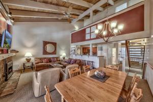 - une salle à manger et un salon avec une table en bois dans l'établissement Lakeland Village at Heavenly, à South Lake Tahoe