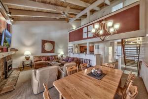 comedor y sala de estar con mesa de madera en Lakeland Village at Heavenly en South Lake Tahoe