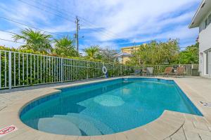 una piscina delante de una valla en Pompano Jumbo - Sleeps 16 & priv pool, en Pompano Beach