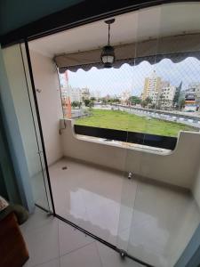 - une fenêtre dans une chambre avec vue sur la ville dans l'établissement Apartamento inteiro na Enseada, à Guarujá