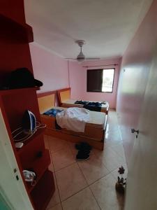 - une chambre avec 2 lits et une fenêtre dans l'établissement Apartamento inteiro na Enseada, à Guarujá
