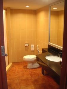 Kupatilo u objektu Hatyai Golden Crown Hotel