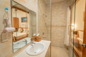 La salle de bains est pourvue d'un lavabo et d'une douche. dans l'établissement Khách Sạn Cường Thanh 2, à Hô-Chi-Minh-Ville
