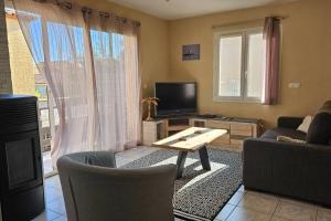 Televisyen dan/atau pusat hiburan di Sud-vacances: Villa 5 chambres première ligne avec jaccuzzi