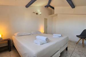 Katil atau katil-katil dalam bilik di Sud-vacances: Villa 5 chambres première ligne avec jaccuzzi