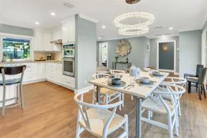 Kuchyň nebo kuchyňský kout v ubytování Coral Isle Heated pool,, ping-pong, near beach