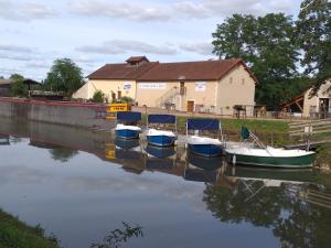 Vaux的住宿－La maison du canal，一群船停靠在水中