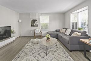 Ruang duduk di Luxury End Unit Townhome Just 40 Minutes from DC, Pet-Friendly, Privacy Fenced
