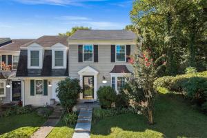 Taman di luar Luxury End Unit Townhome Just 40 Minutes from DC, Pet-Friendly, Privacy Fenced