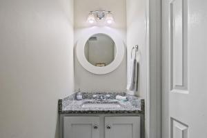 Bilik mandi di Luxury End Unit Townhome Just 40 Minutes from DC, Pet-Friendly, Privacy Fenced +15 gambar