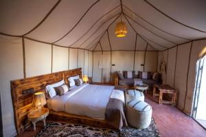 Postel nebo postele na pokoji v ubytování DWO Golden Camp Merzouga