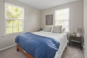 Katil atau katil-katil dalam bilik di Luxury End Unit Townhome Just 40 Minutes from DC, Pet-Friendly, Privacy Fenced