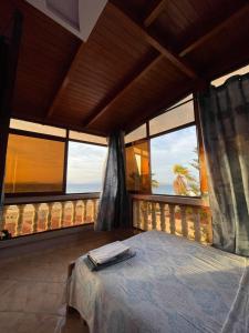 a bedroom with a bed with a view of the ocean at Appartement el hichou 1 in Ksar es Sghir