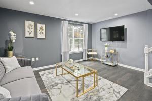 Televisyen dan/atau pusat hiburan di Charming 3 bdr Thome, Suburban Nhbrhd, Near DC
