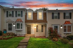a house with a lawn in front of it at Charming 3 bdr Thome, Suburban Nhbrhd, Near DC in Sterling