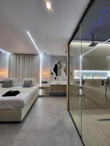 1 dormitorio con 1 cama y pared de cristal en suites home ruidera, en Ruidera