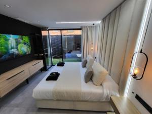 TV a/nebo společenská místnost v ubytování suites home ruidera + 18 fotografií