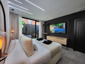 um quarto com uma cama grande e uma televisão de ecrã plano em suites home ruidera em Ruidera