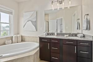 Un baño de 4 Bdr Suburban Home, Near DC, Perfect for Families, 24 Hr Pro Host Support