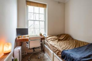 a bedroom with a desk and a bed and a deskicterictericter at ANGEL - Pleasant 1Bdr Apartment in London