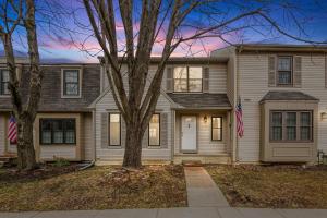 スターリングにあるSuper-Stylish 4br Townhome in No Va Fast WiFi, Roku TV, Fenced Backyard, 24 Hour Premier Supportの旗の前の家