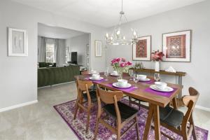 Restaurant o un lloc per menjar a Super-Stylish 4br Townhome in No Va Fast WiFi, Roku TV, Fenced Backyard, 24 Hour Premier Support