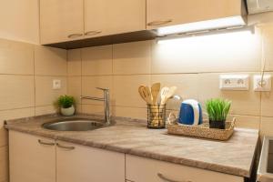 Kuchyňa alebo kuchynka v ubytovaní Apartmány KRAKENS + 37 fotografií