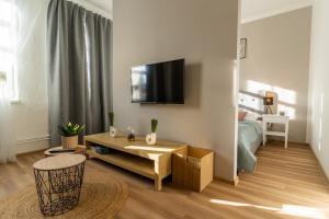 TV a/nebo společenská místnost v ubytování Apartmány KRAKENS