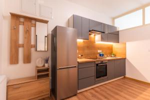 Kuchyň nebo kuchyňský kout v ubytování Apartmány KRAKENS