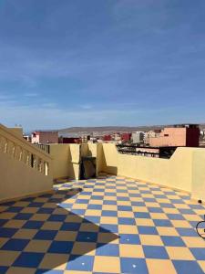 uma vista para um piso xadrez no topo de um edifício em Apartment Oufella em Tamraght Ouzdar