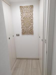 ein Zimmer mit weißen Wänden und einem Gemälde an der Wand in der Unterkunft La casa di Trilly in Sanremo