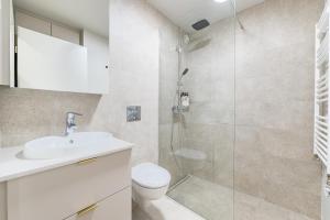 een badkamer met een douche, een toilet en een wastafel bij Grandinn Luxury apartment in Downtown Reykjavík in Reykjavík