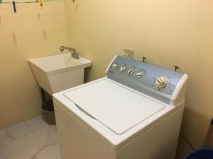 Baño pequeño con aseo y lavamanos en Apartment in Montego Bay, St James - Fully Equipped For Long Term Stays, en Montego Bay